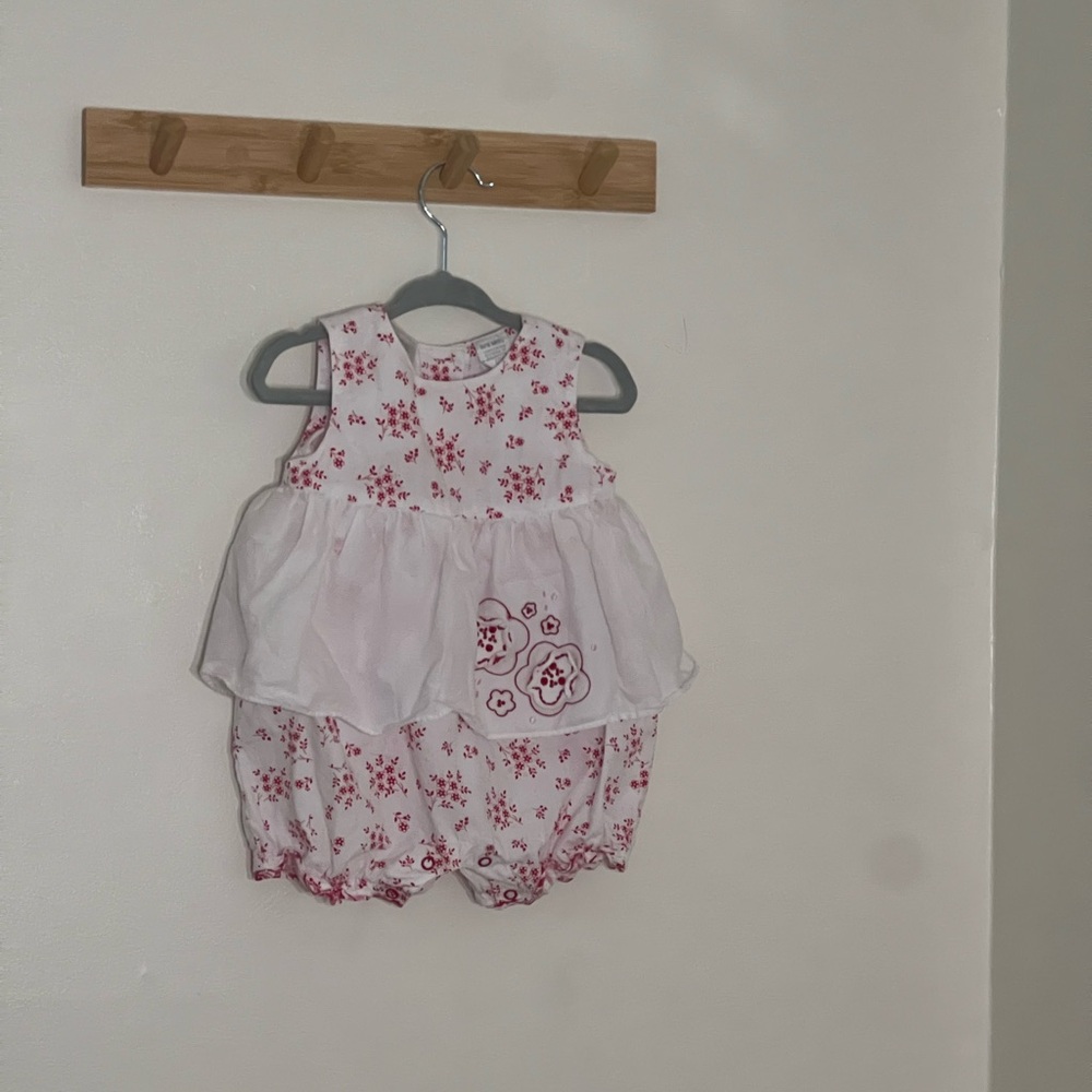 Floral embroidered vintage 100% cotton Baby girl Romper size 6/9 months no flaws